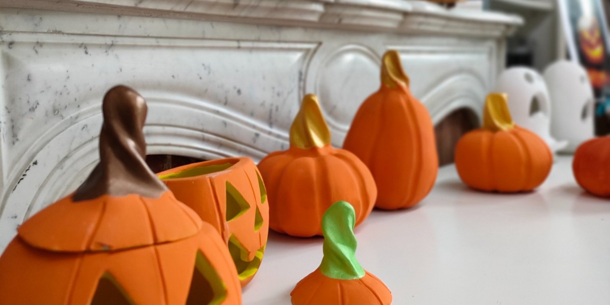 Citrouilles et petits fantômes sculptés à l’atelier Schlum
