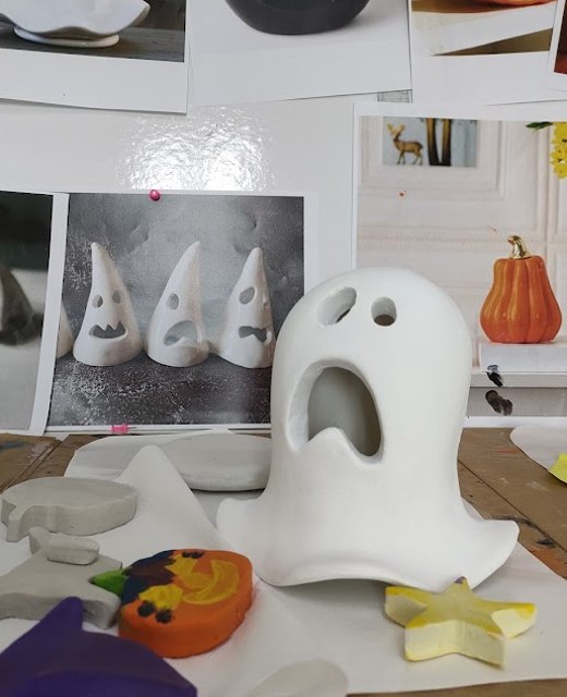 Petits fantômes modelés et modèles dessinés à l’atelier